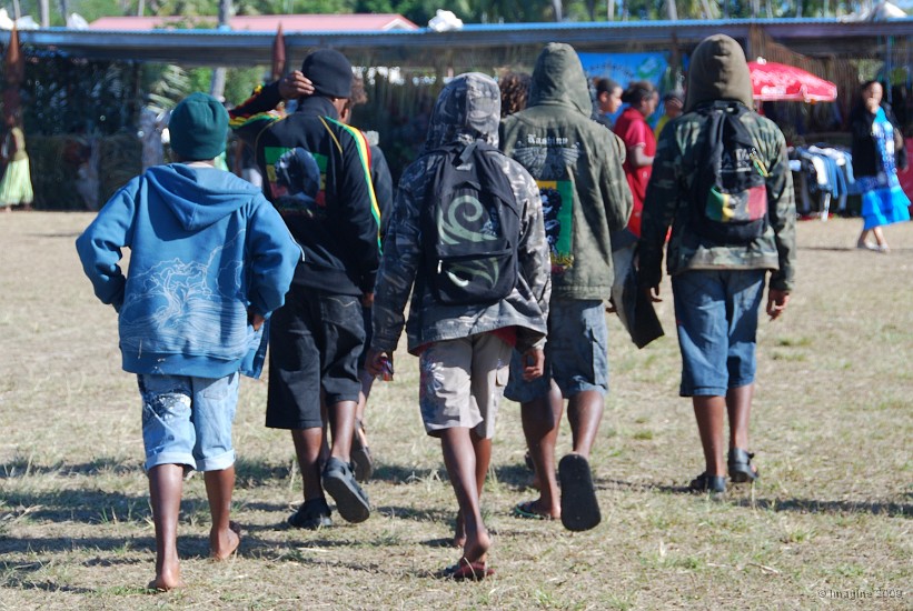 113- La tenue typique locale des jeunes malgre la chaleur.JPG